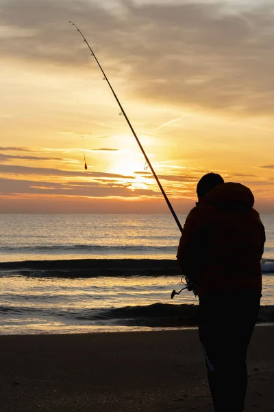 Een Verticaal Schot Van Een Visser Met Een Hengel Kust — Stockfoto