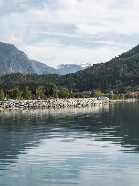 Schöne Aufnahme Eines Sees Umgeben Von Bergwäldern Unter Wolkenverhangenem Himmel — Stockfoto