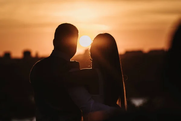 Die Silhouette Eines Paares Vor Dem Hintergrund Des Sonnenuntergangs — Stockfoto