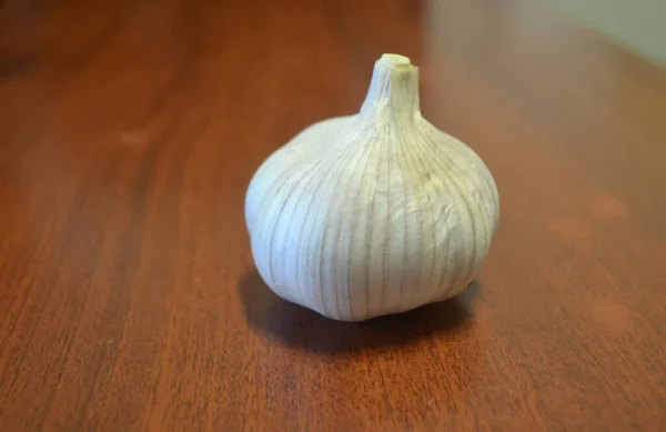 Een Close Van Een Rauwe Ongepelde Knoflookbol Geïsoleerd Een Houten — Stockfoto