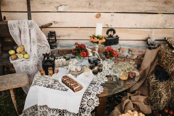 Kulatý Stůl Dorty Nápoji Květinovými Dekoracemi — Stock fotografie