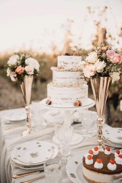 Een Verticale Close Van Bruiloft Tafel Met Taart Mooie Decoraties — Stockfoto