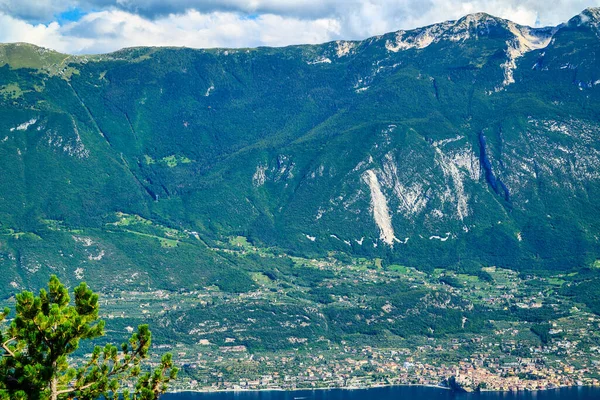 Ein Schöner Blick Auf Den Gardasee Italien Mit Bergkulisse — Stockfoto