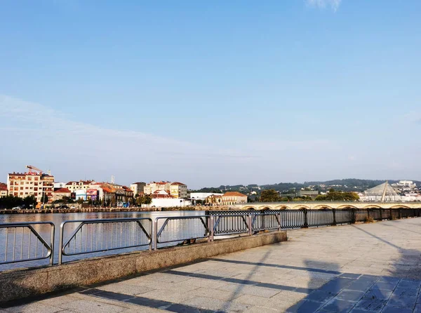 スペイン ポンテベドラの建物や水に囲まれた歩道のフェンスの風景 — ストック写真