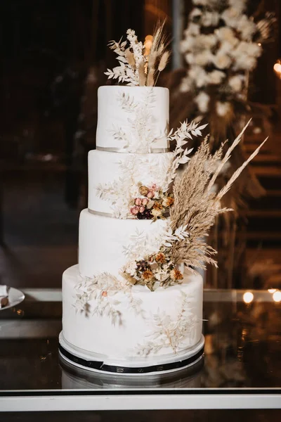 Primer Plano Vertical Torta Boda Con Hermosas Decoraciones — Foto de Stock