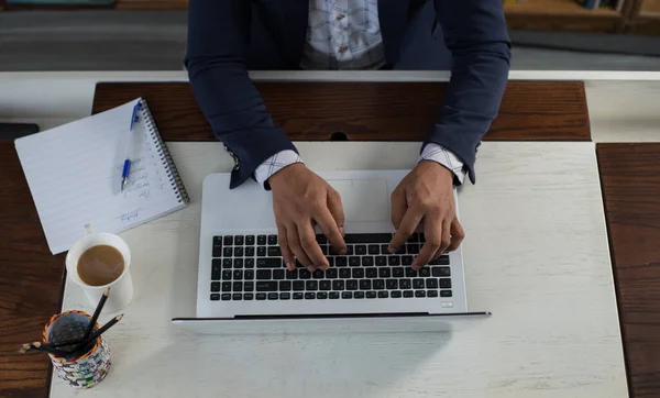 Ein Geschäftsmann Benutzt Seinen Laptop Während Hause Arbeitet — Stockfoto