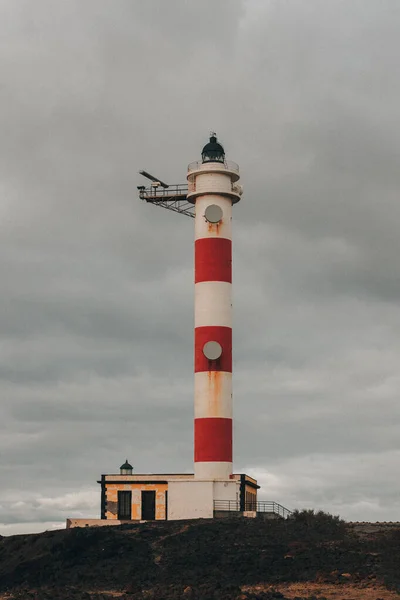 Tiro Vertical Farol Com Céu Nublado Fundo — Fotografia de Stock