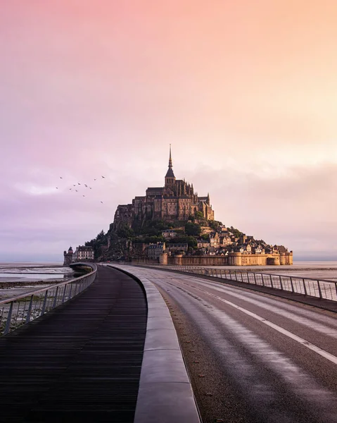 Une Route Menant Célèbre Mont Saint Michel Coucher Soleil Spectaculaire — Photo