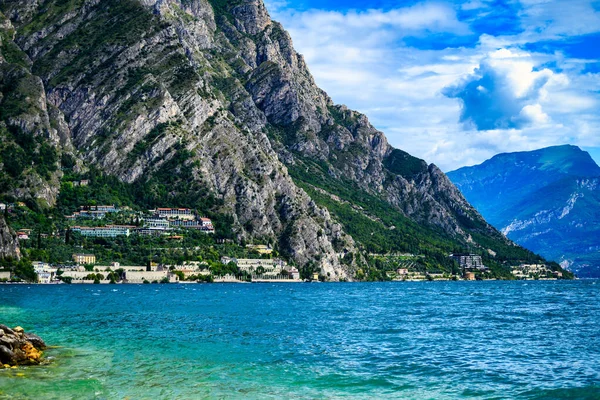 Uma Bela Vista Lago Garda Itália Com Fundo Montanha — Fotografia de Stock