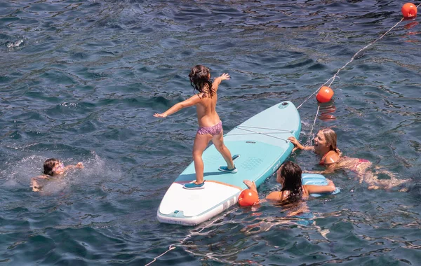 Понза Италия Сен 2021 Маленькая Девочка Прыгает Море Счастливая Семья — стоковое фото