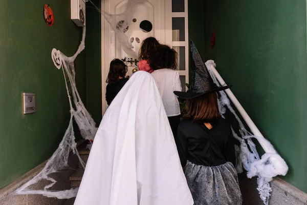 Los Niños Esperando Detrás Puerta Haciendo Truco Tratando —  Fotos de Stock