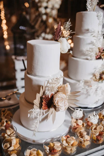 美しく装飾された結婚式のケーキの垂直閉鎖 — ストック写真