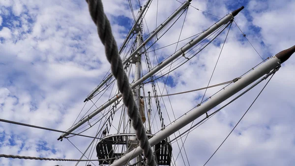 Ein Flacher Blick Auf Den Mast Des Schiffes — Stockfoto