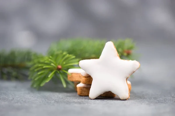 シナモンスター 伝統的なドイツのクリスマスクッキー ジンジャーブレッド 空のコピースペース モミのブラン — ストック写真