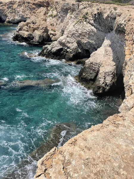 Plan Vertical Une Mer Ondulée Frappant Les Rochers — Photo