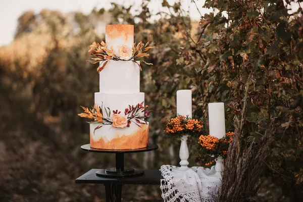Bílý Svatební Dort Oranžovou Výzdobou Svíčkami Zahradě — Stock fotografie