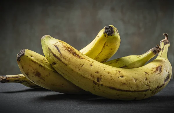 Primer Plano Plátanos Maduros Superficie Gris — Foto de Stock