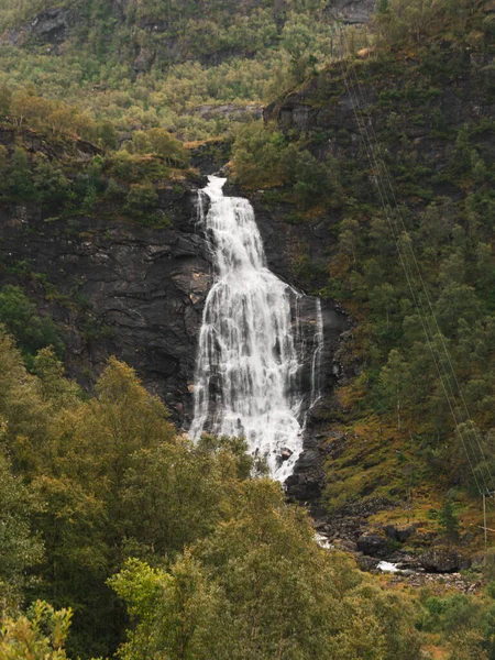 Naturskön Bild Vattenfallet Steinsdalsfossen Omgiven Fjällskog Norge — Stockfoto