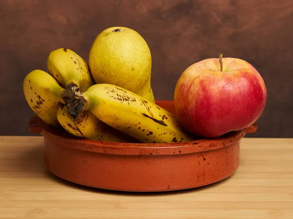 Een Close Van Een Bord Vol Heerlijke Bananen Peren Appels — Stockfoto