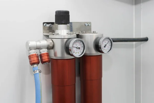 Kék Tömlőhöz Csatlakoztatott Légnyomásmérő Órák Lezárása Ipari Épületek Fogalma — Stock Fotó