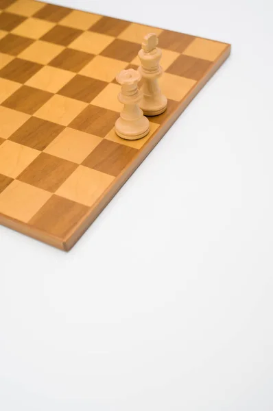 Вертикальний Знімок Білої Шахової Фігури Дошці Текстовим Простором — стокове фото