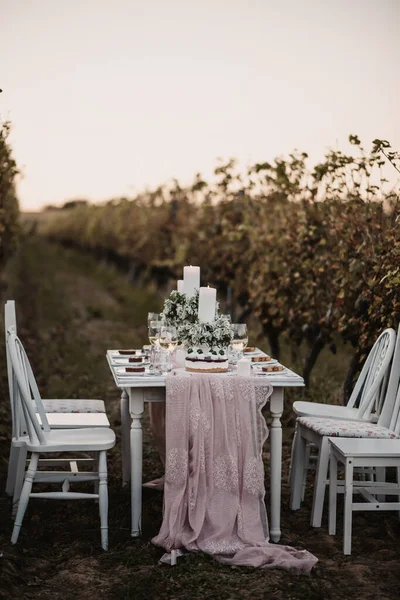 一张装饰精美的婚宴桌上的竖直照片 — 图库照片