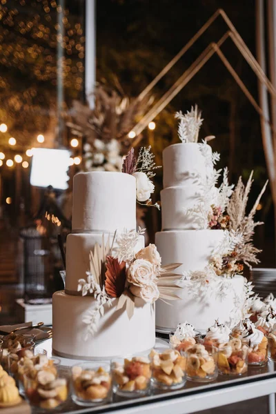 Düğün Pastalarının Güzel Dekorasyonlu Dikey Yakın Çekimi — Stok fotoğraf