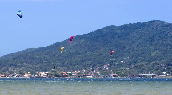 Florianopolis Brazil Sierpnia 2021 Krajobraz Kitesurferami Lagoa Conceicao Florydzie Brazylia — Zdjęcie stockowe