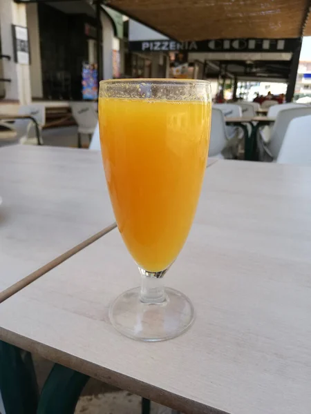 Tiro Vertical Suco Laranja Recentemente Pressionado Uma Xícara Vidro Uma — Fotografia de Stock