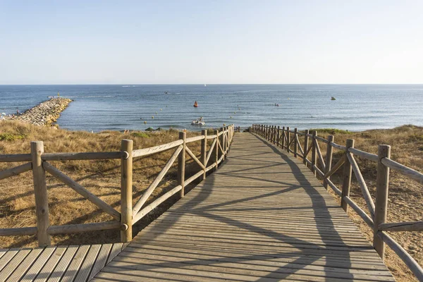 スペイン カボピノのビーチにつながる木製の歩道 — ストック写真
