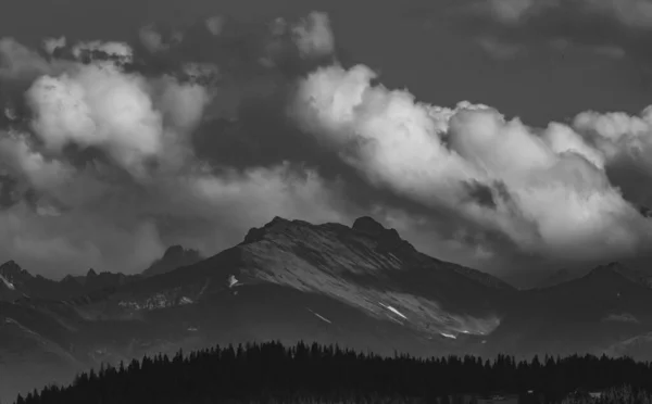 Uma Vista Panorâmica Das Montanhas Tatra Sobre Fundo Céu Nublado — Fotografia de Stock