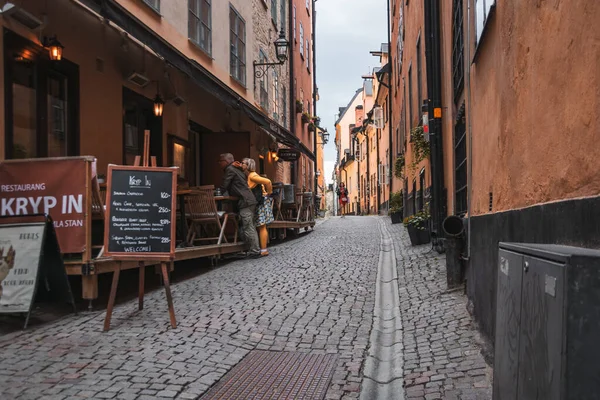 オスロ ノルウェー 2021年8月26日 ノルウェーのオスロにカフェや顧客を持つ狭い通り — ストック写真