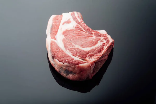 Ein Schuss Rohes Steak Auf Dunklem Rücken — Stockfoto