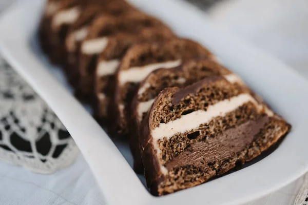 Крупный План Нарезанного Шоколадного Торта Узкой Тарелке — стоковое фото
