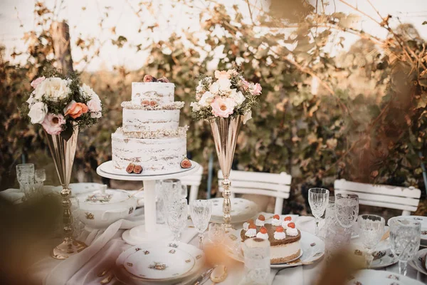 케이크 꽃으로 식탁을 — 스톡 사진