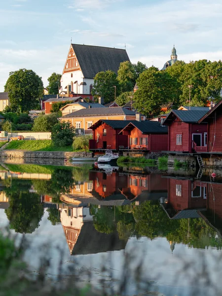 Alte Rote Holzgebäude Und Eine Kathedrale Einem Fluss Porvoo Finnland — Stockfoto