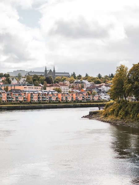 Nehrin Eski Şehir Köprüsü Nden Norveç Trondheim Kentindeki Renkli Binalardan — Stok fotoğraf