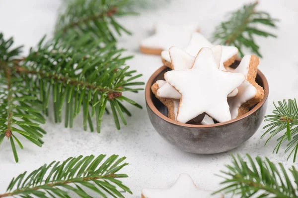 Kanelstjärnor Traditionella Tyska Julkakor Pepparkakor Tomt Kopieringsutrymme Gran — Stockfoto