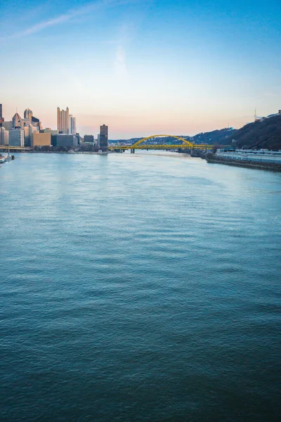 Krajobraz Miasta Nowoczesnego Pittsburgha Godzinach Wieczornych — Zdjęcie stockowe