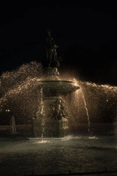 Colpo Verticale Una Bella Fontana Notte — Foto Stock