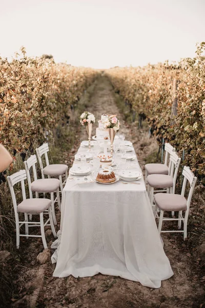 Een Verticaal Shot Van Trouwtafel Met Prachtige Decoraties — Stockfoto