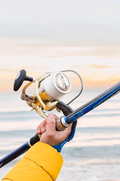 Vertikal Närbild Fiskare Som Förbereder Utrustning För Fiske — Stockfoto