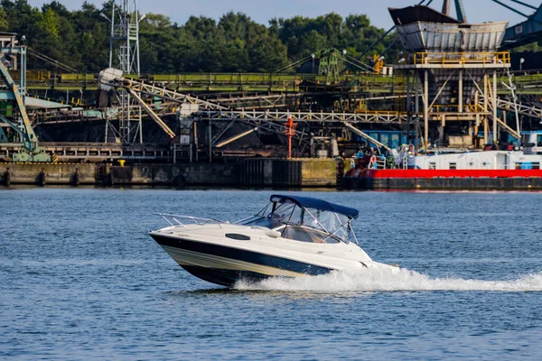 Een Schilderachtig Uitzicht Mensen Die Een Speedboot Het Water Besturen — Stockfoto