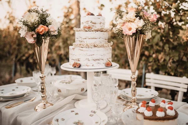 Gros Plan Gâteau Mariage Blanc Avec Petits Bouquets Fleurs Dans — Photo