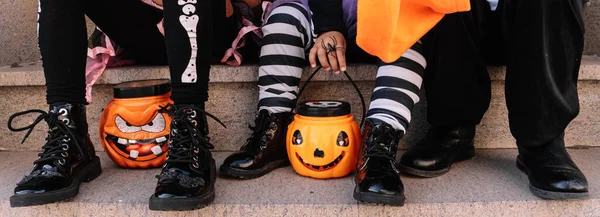 Primer Plano Los Pies Algunas Chicas Vestidas Para Halloween — Foto de Stock