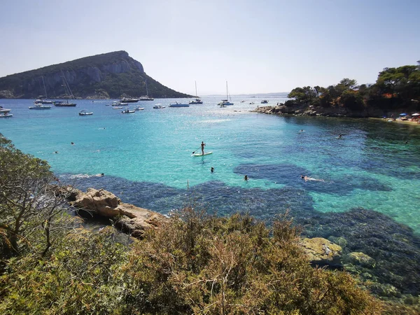 Vacker Utsikt Över Det Klara Genomskinliga Havet Och Bergen Sardinien — Stockfoto