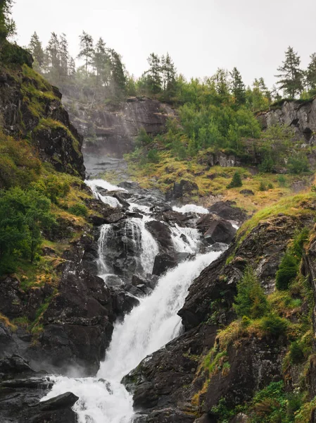 Uma Foto Panorâmica Cachoeira Steinsdalsfossen Cercada Por Uma Floresta Montanhosa — Fotografia de Stock