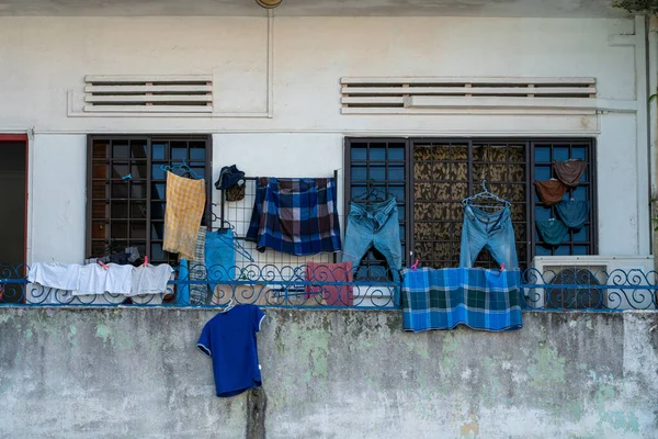 Прачечная Висит Снаружи Старом Балконе Сингапуре Одежда Сухая Солнечным Светом — стоковое фото