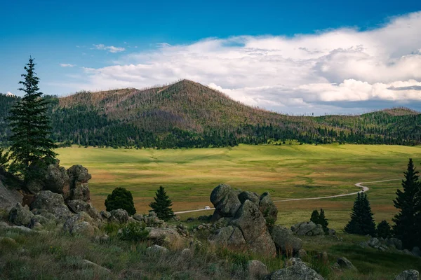 Una Vista Panorámica Una Zona Montañosa Con Prado Verde Por — Foto de Stock