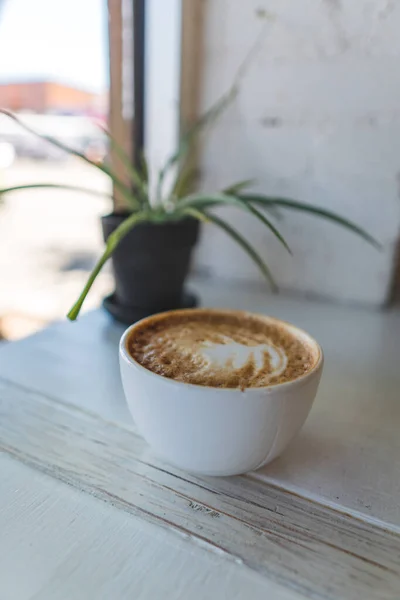 Seletivo Arte Latte Quente Uma Xícara Branca Uma Mesa Madeira — Fotografia de Stock